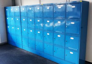 Los armarios con compartimentos de batería en servicio